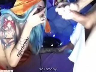 chica gamer tatuada recibe cream en frosty boca en webcam
